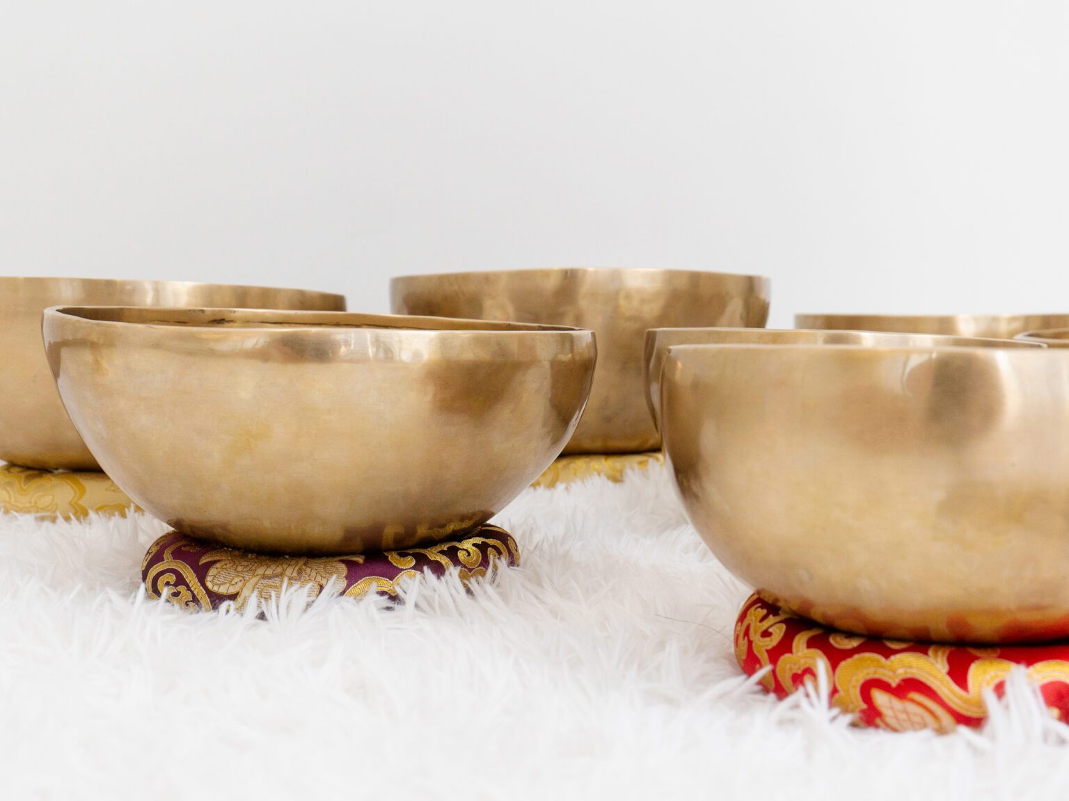 Bát âm Tây Tạng trên thảm trắng