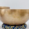 DSC06814 Bát đồng trên đệm xanh thêu vàng