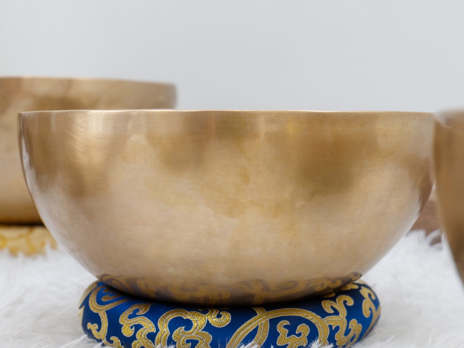 Bát đồng trên đệm xanh thêu vàng