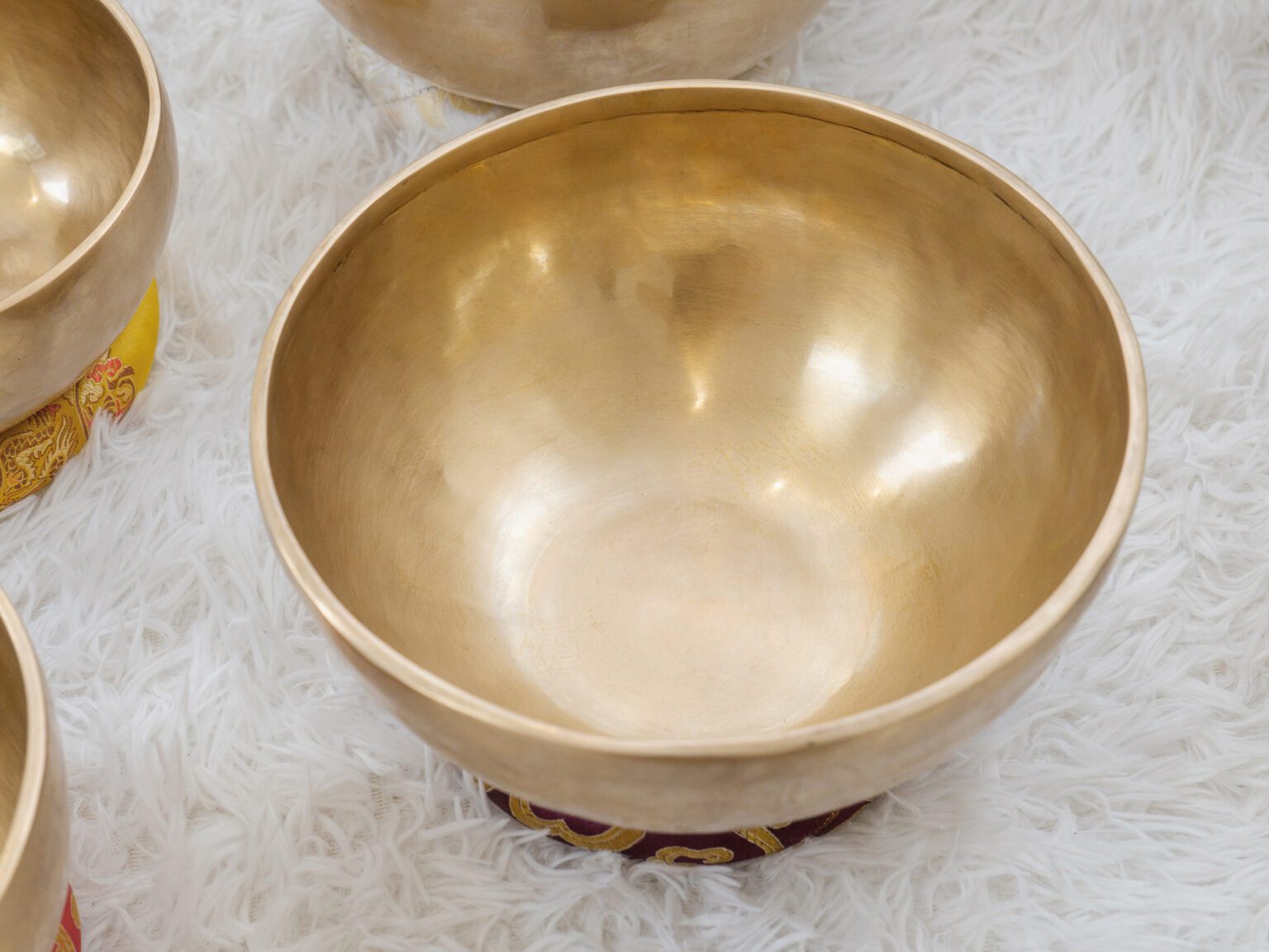 Bát đồng trên nền thảm trắng