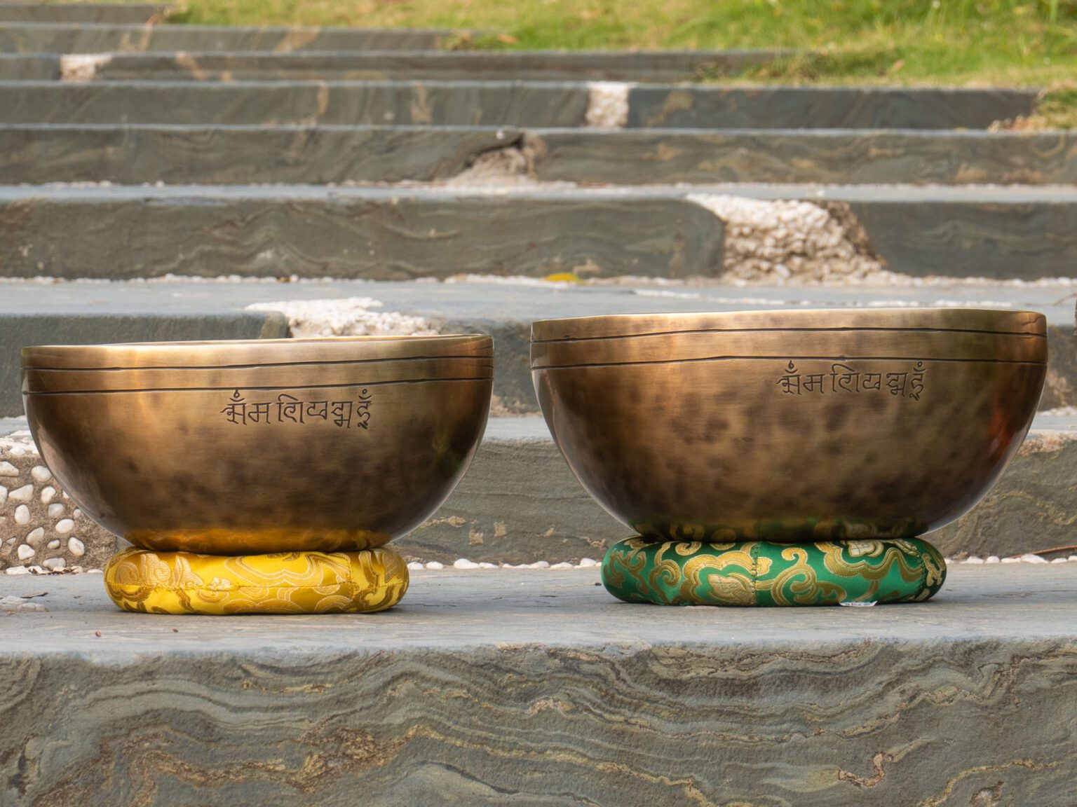 Chuông xoay Tây Tạng trên bệ nhiều màu sắc. Bộ 7 Chuông Full Moon Hệ Vedic 17-28cm – By Santa Ratna Shakya