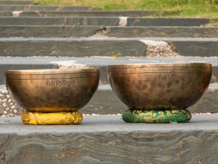 Chuông xoay Tây Tạng trên bệ nhiều màu sắc. Bộ 7 Chuông Full Moon Hệ Vedic 17-28cm – By Santa Ratna Shakya