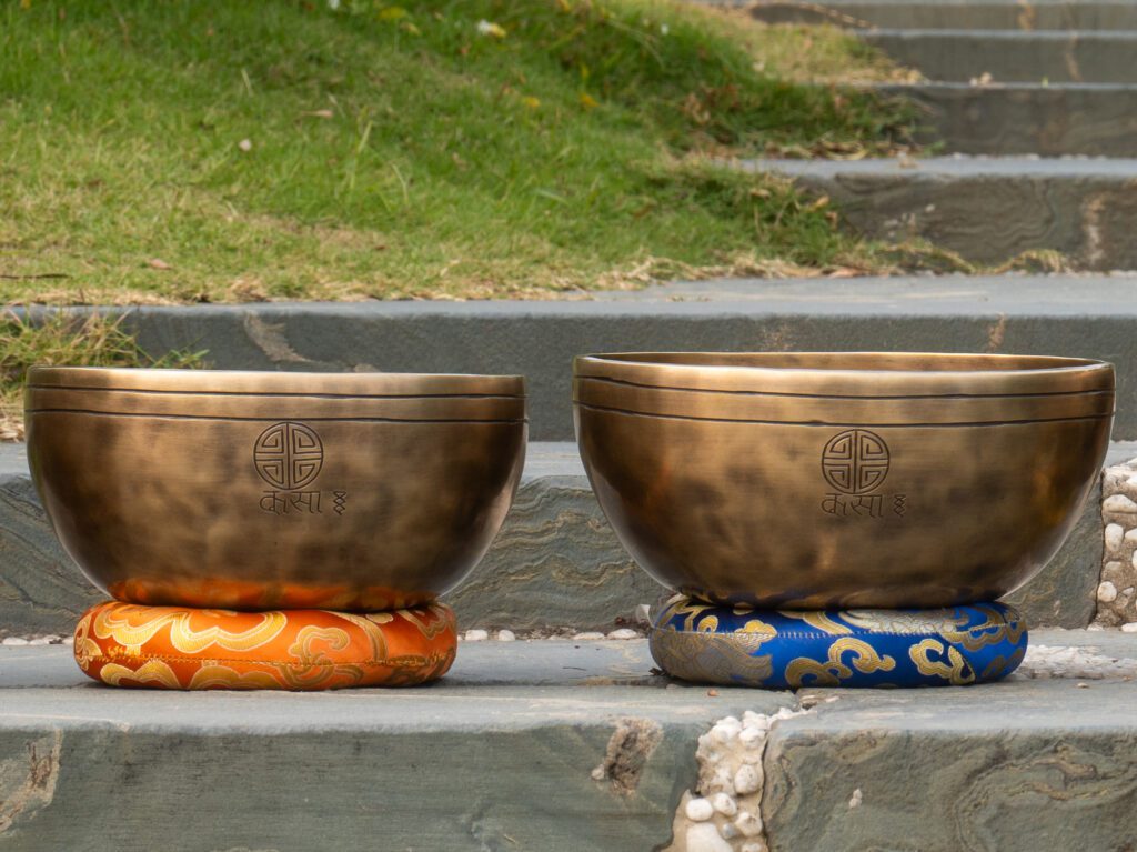 Chuông xoay Tây Tạng trên gối vải màu sắc, Bộ 7 Chuông Full Moon Hệ Vedic 17-28cm – By Santa Ratna Shakya