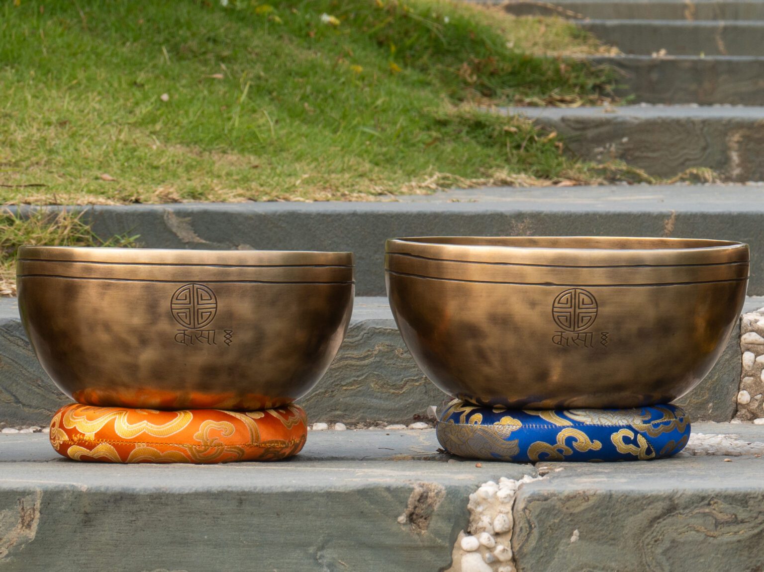 Chuông xoay Tây Tạng trên gối vải màu sắc, Bộ 7 Chuông Full Moon Hệ Vedic 17-28cm – By Santa Ratna Shakya