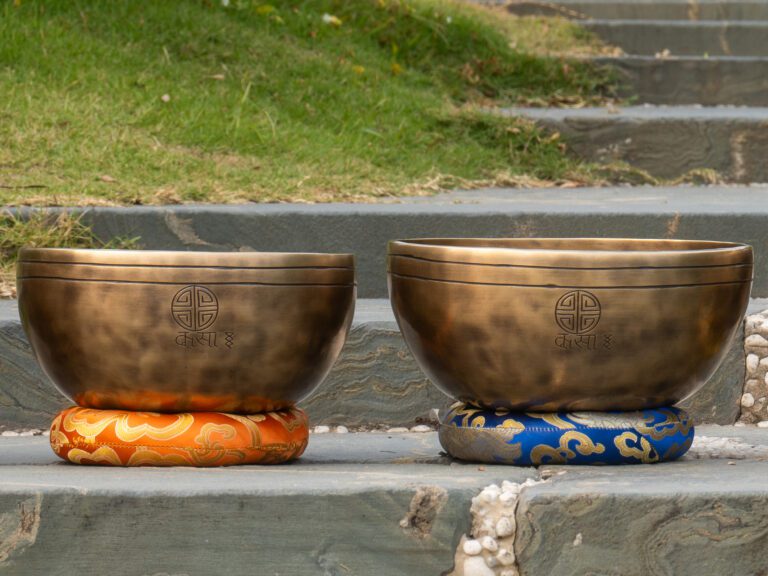 Chuông xoay Tây Tạng trên gối vải màu sắc, Bộ 7 Chuông Full Moon Hệ Vedic 17-28cm – By Santa Ratna Shakya