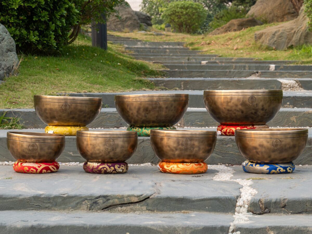 Bát nhạc Tây Tạng trên nền đá xanh. Bộ 7 Chuông Full Moon Hệ Vedic 17-28cm – By Santa Ratna Shakya