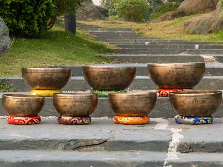 Bát hát Tây Tạng trên thảm cỏ xanh mát. Bộ 7 Chuông Full Moon Hệ Vedic 17-28cm – By Santa Ratna Shakya