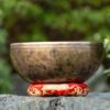 Bát tụng kinh trên tấm đệm đỏ hoa văn. Bộ 7 Chuông Full Moon Hệ Vedic 17-28cm – By Santa Ratna Shakya