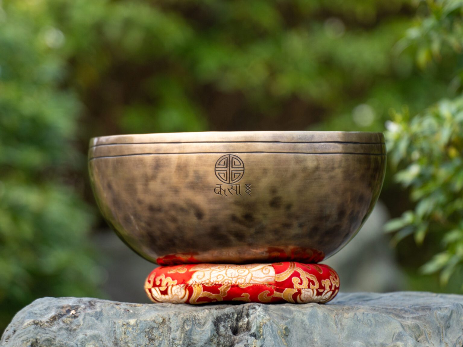 Bát tụng kinh trên tấm đệm đỏ hoa văn. Bộ 7 Chuông Full Moon Hệ Vedic 17-28cm – By Santa Ratna Shakya