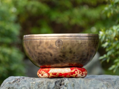 Bát tụng kinh trên tấm đệm đỏ hoa văn. Bộ 7 Chuông Full Moon Hệ Vedic 17-28cm – By Santa Ratna Shakya