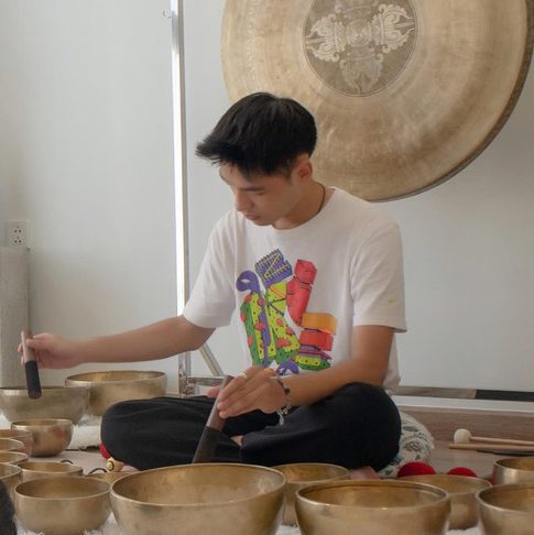 Người chơi dàn chuông đồng trong phòng yên tĩnh.