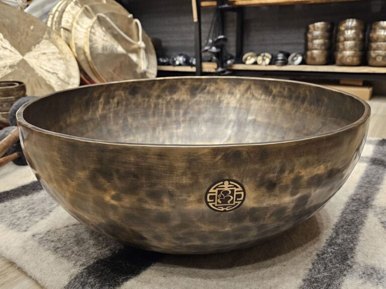 Chiếc bát đồng lớn trong cửa hàng nhạc cụ