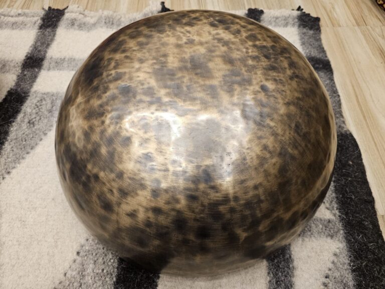 Quả cầu kim loại trên thảm sọc xám