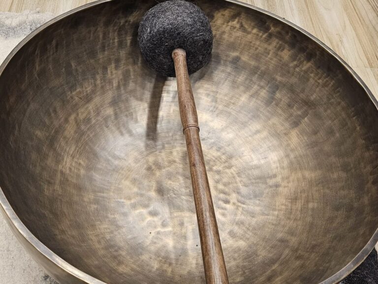 Bát hát Tây Tạng với gậy mài