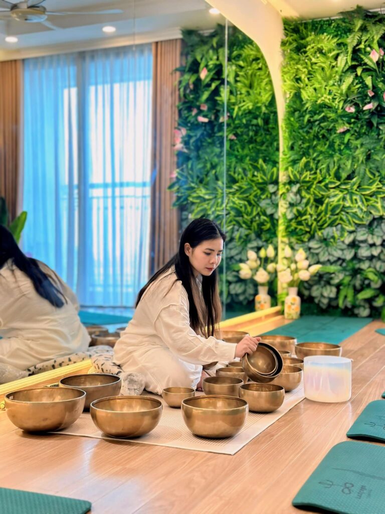 Thiền với chuông xoay himalaya và không gian xanh