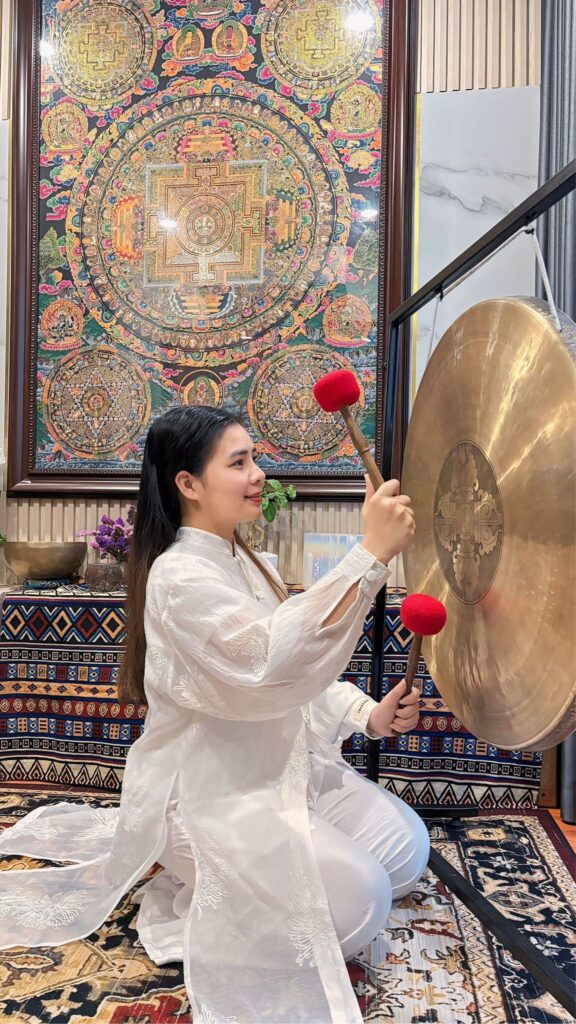 Nghi lễ với cồng và tranh họa tiết Phật giáo.