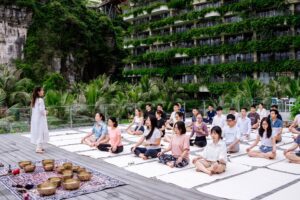 Trị Liệu Chuông Xoay Và Yoga Tại Cát Bà 5 Nhóm người tham gia buổi thiền ngoài trời