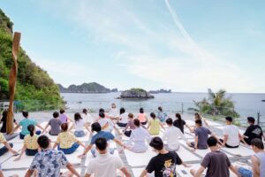Trị Liệu Chuông Xoay Và Yoga Tại Cát Bà 9 Tập yoga ngoài trời tại bờ biển đẹp