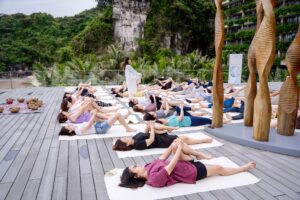 Trị Liệu Chuông Xoay Và Yoga Tại Cát Bà 14 gau05404