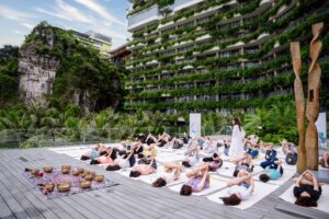 Trị Liệu Chuông Xoay Và Yoga Tại Cát Bà 19 Lớp yoga ngoài trời tại khu nghỉ dưỡng xanh
