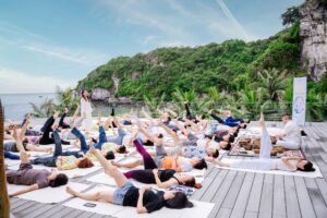 Trị Liệu Chuông Xoay Và Yoga Tại Cát Bà 20 Tập yoga ngoài trời tại khu nghỉ dưỡng ven biển.