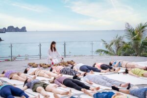 Trị Liệu Chuông Xoay Và Yoga Tại Cát Bà 23 Thiền chuông Tây Tạng ngoài trời bên bờ biển