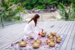 Trị Liệu Chuông Xoay Và Yoga Tại Cát Bà 26 Người chơi bát hát trên sân thượng.