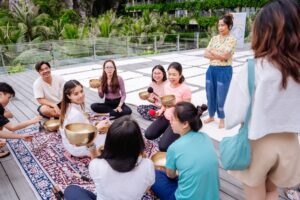 Trị Liệu Chuông Xoay Và Yoga Tại Cát Bà 28 Nhóm người tham gia hoạt động âm thanh ngoài trời.