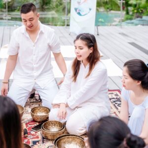 Trị Liệu Chuông Xoay Và Yoga Tại Cát Bà 32 Nhóm người thực hành thiền với bát âm thanh