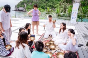 Trị Liệu Chuông Xoay Và Yoga Tại Cát Bà 34 Nhóm người thưởng thức liệu pháp âm thanh ngoài trời