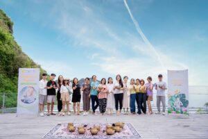 Trị Liệu Chuông Xoay Và Yoga Tại Cát Bà 35 Mọi người đứng trên sân thượng với trời xanh