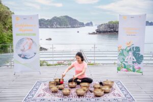 Trị Liệu Chuông Xoay Và Yoga Tại Cát Bà 38 Người phụ nữ chơi chuông Tây Tạng tại Cát Bà