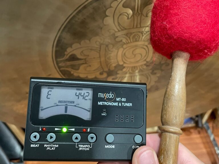 Máy chỉnh âm metronome và dùi trống.