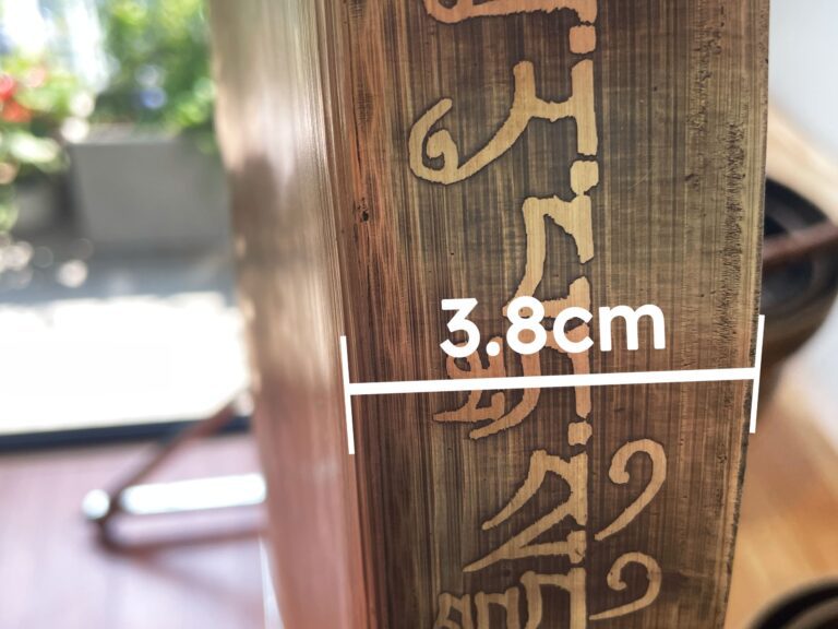 Bảng gỗ với chữ và kích thước 3.8cm