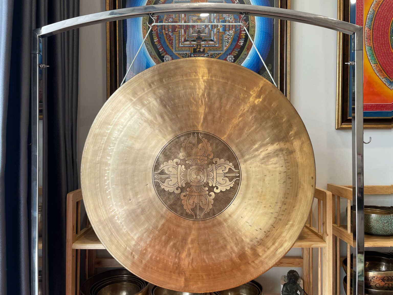 Cồng vàng lớn với hoa văn chi tiết