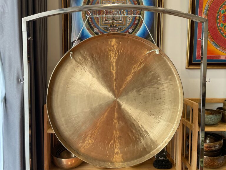 Chiêng đồng lớn treo trên khung gỗ trang trí.