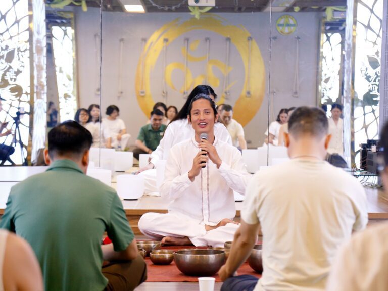 Tìm Lại Bình An – Chữa Lành Tâm Trí 15 Người dẫn chương trình nói chuyện trong buổi hội thảo thiền.