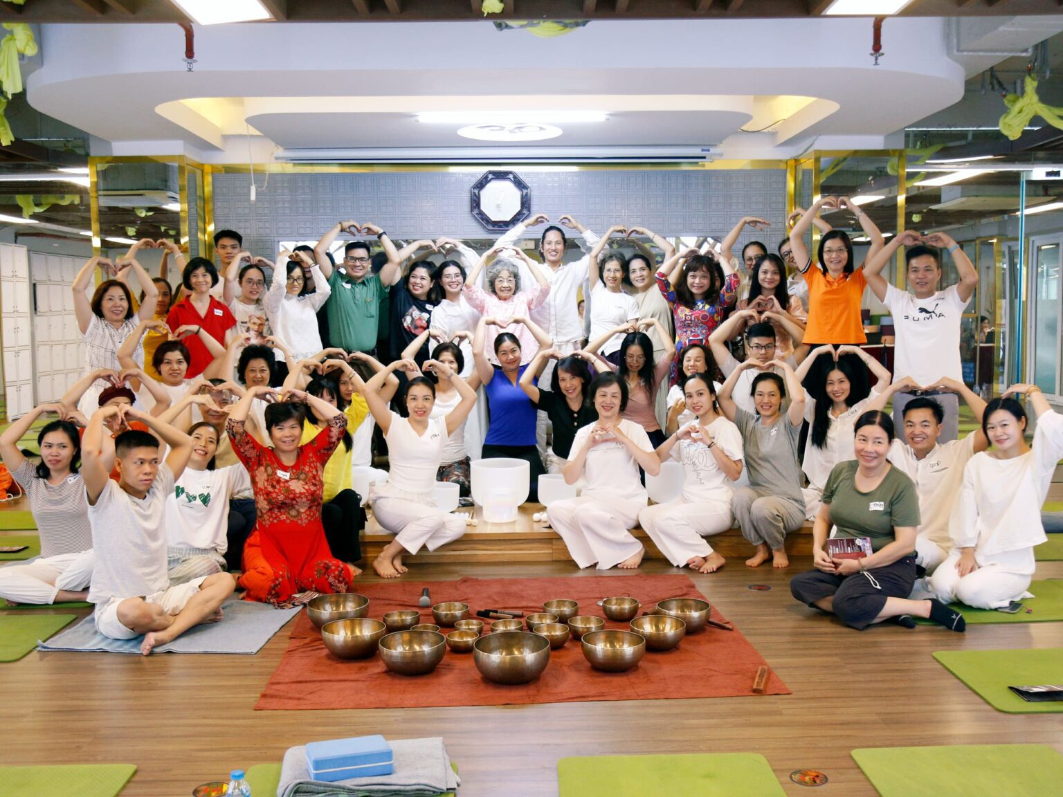 Nhóm người tập yoga cùng tạo hình trái tim. tìm lại bình an