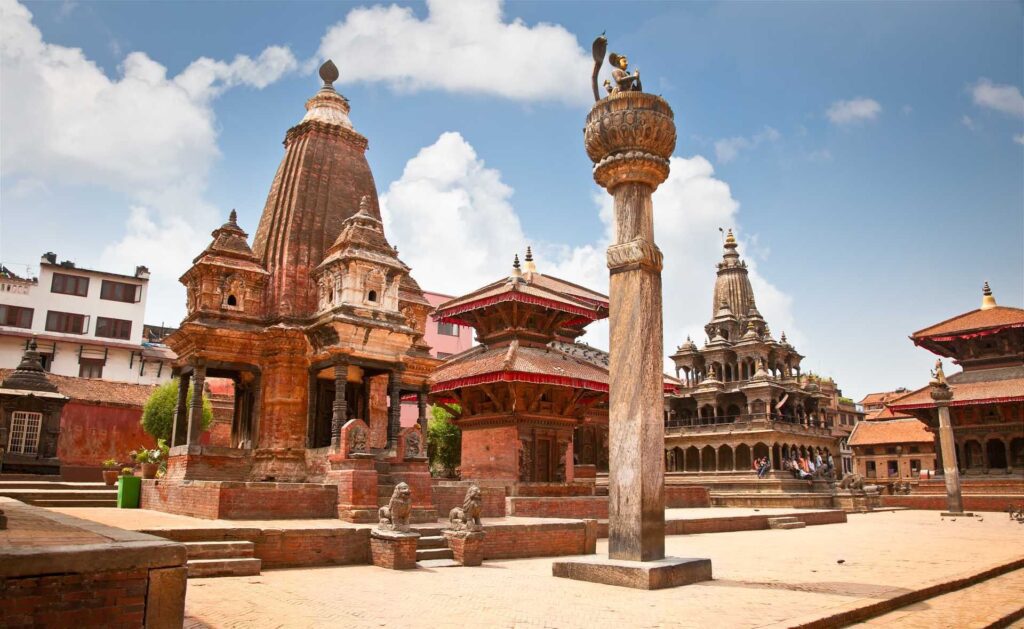 Người Đàn Ông Rèn Chuông Dưới Ánh Trăng Tôi muốn kể cho bạn nghe về một người đàn ông ở Patan, Nepal. Ông không có triệu follow trên Instagram. Ông không bán khóa học online. Ông không xuất hiện trên podcast wellness hay TED Talk nào cả. Ông chỉ làm một việc — rèn chuông. Và ông đã làm điều đó suốt hơn bốn mươi năm. Tên ông là Santa Ratna Shakya.