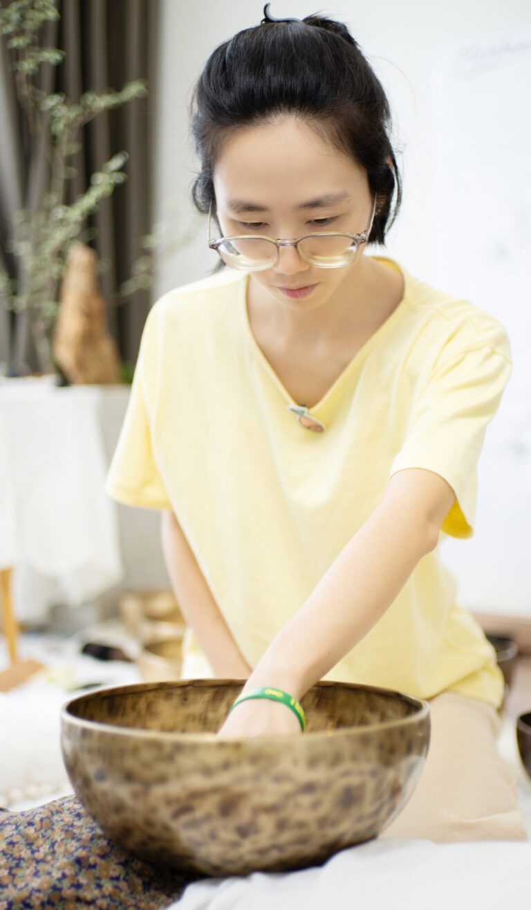 Khóa Học Gieo Duyên Cùng Chuông Xoay Himalaya 17-18/08/2024 4 Người phụ nữ với bát gỗ lớn