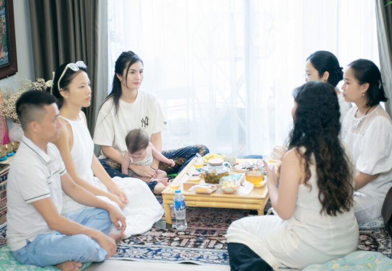 Khóa Học Gieo Duyên Cùng Chuông Xoay Himalaya 17-18/08/2024 10 Nhóm người ăn uống cùng nhau trong phòng khách.