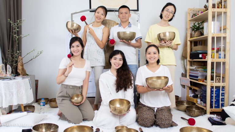 Khóa Học Gieo Duyên Cùng Chuông Xoay Himalaya 17-18/08/2024 25 Nhóm người cầm bát chuông trong phòng