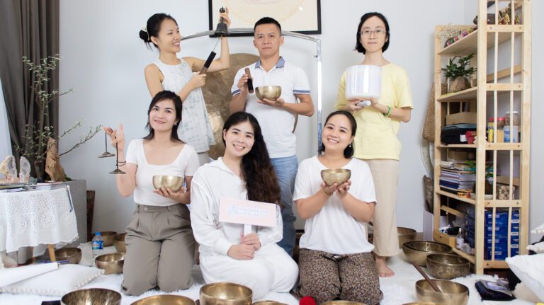 Khóa Học Gieo Duyên Cùng Chuông Xoay Himalaya 17-18/08/2024 41 Nhóm người tận hưởng liệu pháp chuông xoay phòng thân