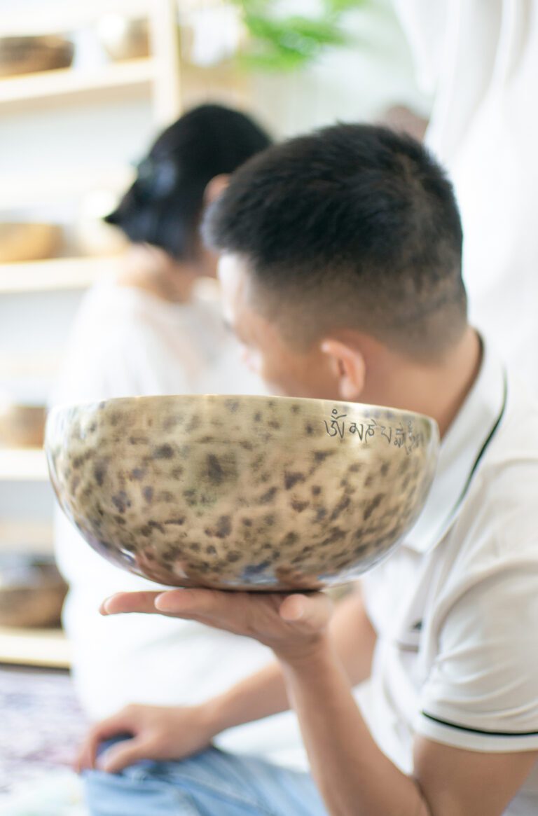 Khóa Học Gieo Duyên Cùng Chuông Xoay Himalaya 17-18/08/2024 59 Người cầm bát kiểu Tây Tạng.