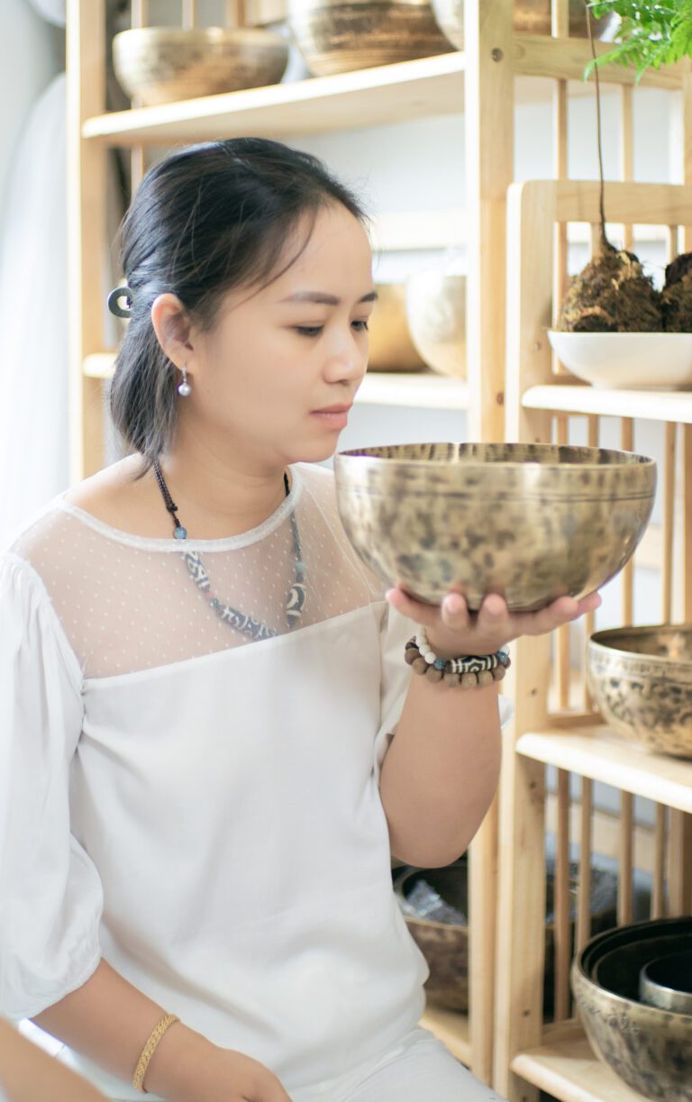 Khóa Học Gieo Duyên Cùng Chuông Xoay Himalaya 17-18/08/2024 61 Người phụ nữ cầm bát cổ