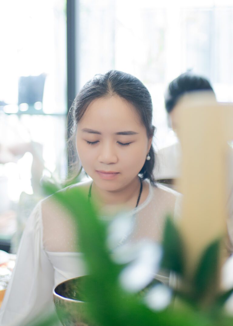 Khóa Học Gieo Duyên Cùng Chuông Xoay Himalaya 17-18/08/2024 64 Người phụ nữ nhắm mắt thiền định yên tĩnh