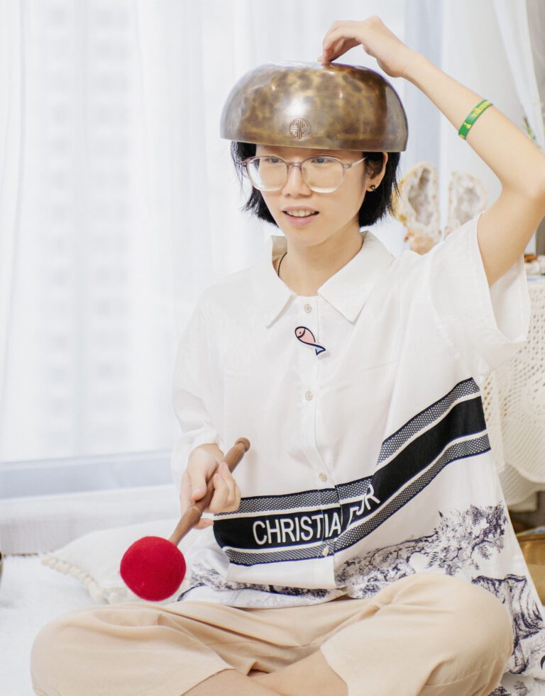 Khóa Học Gieo Duyên Cùng Chuông Xoay Himalaya 17-18/08/2024 67 Người đeo nón nhạc cụ, cầm dùi đánh âm thanh.