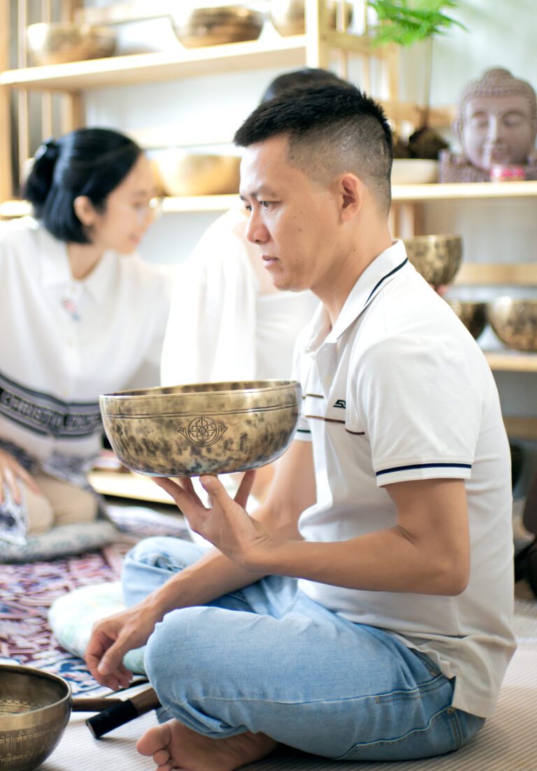 Khóa Học Gieo Duyên Cùng Chuông Xoay Himalaya 17-18/08/2024 66 Người ngồi thiền, giữ bát âm thanh.