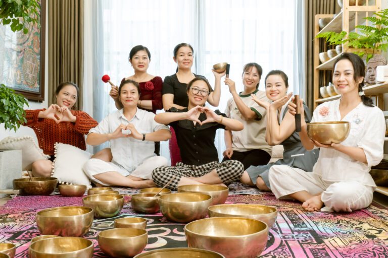 Chia Sẻ Về Chuông Xoay Himalaya - 30/10/2024 16 Nhóm phụ nữ luyện âm với bát đồng