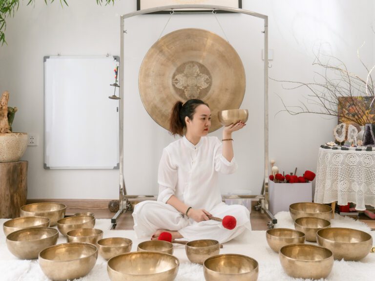 Người phụ nữ và chén hát trong phòng yên tĩnh.